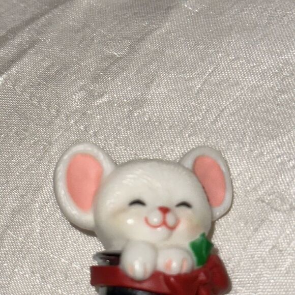 Vtg Hallmark Xmas plastic white mouse in silver thimble with red bow brooch/pin - Picture 2 of 4